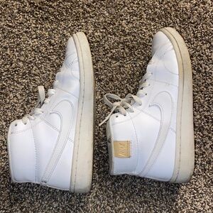 White Nike women’s tennis shoe